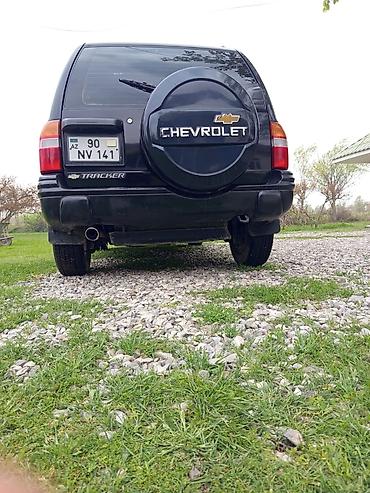 Digər avtomobillər: === PART 1: TEXTUAL DESCRIPTION === Qara rəngdə Chevrolet Tracker SUV — 5