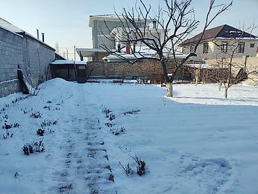 Продажа коттеджей и домов: Продается дом. Фасад здания утеплен и выполнен в ярком оттенке, что — 10