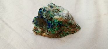 Kristali i minerali: Ovaj prirodni mineralni uzorak prikazuje kombinaciju boja, uključujući — 1