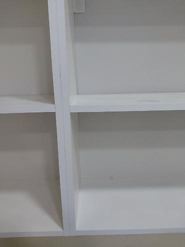 et mehsullari: Ağ rəngli, divara quraşdırılan açıq tip rəf sistemi. Mebel iki şaquli — 8