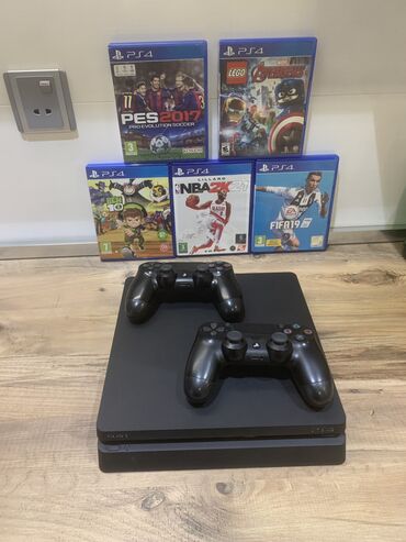 PS4 (Sony Playstation 4): Salam.Ps 4 500 Gb yaddaş,2 original pult,5 oyun.Xaricden