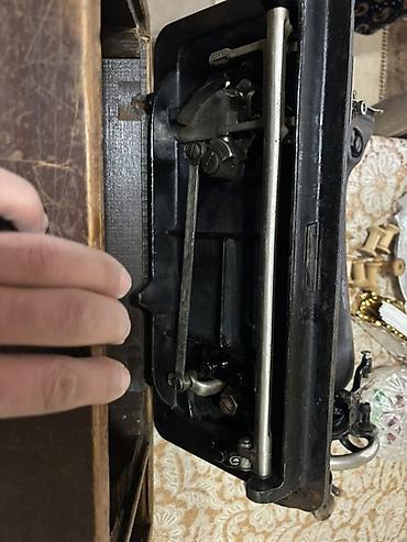 Qədim tikiş maşınları: Antik tikiş maşını – taxta əsaslı, mexaniki (əl qolu ilə işləyən) — 3