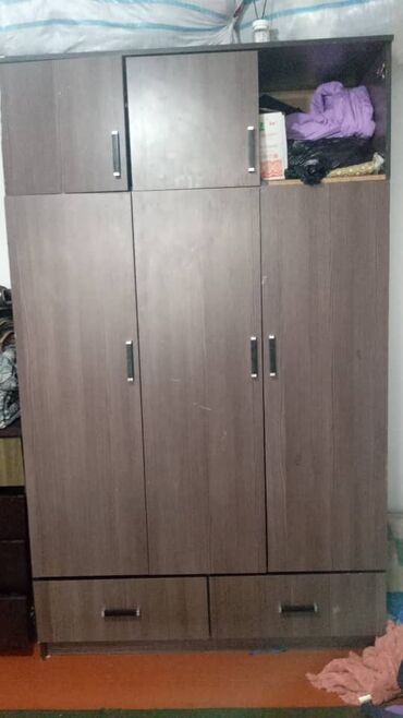 спар: Кийим салуучу шкаф, Түз