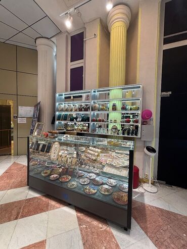 Mağazalar: Sahil metrosuna 3 dəqiqəlik məsafədə Tarqovuda yerləşən Xəqani ticarət — 6