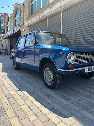 yan şuşə: VAZ 21011, mavi rəng, sedan kuzov. Xüsusiyyətlər: - Klassik dairəvi — 3