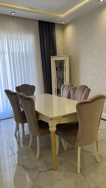 Qonaq otağı üçün dəst – krem rəngli, qızılı detallarla Tərkibi: -