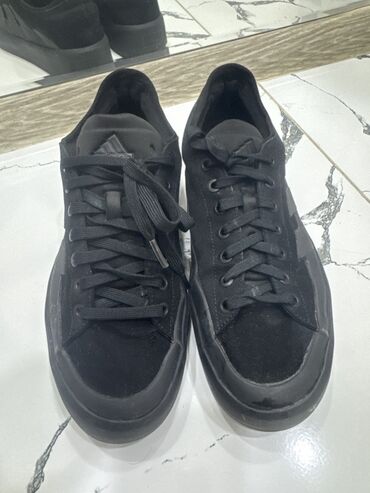 Botinkalar: Original Adidas, as iistifadə olunub. Tamamilə qara rəngdə olan bu