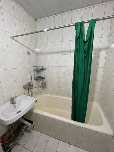 срочно продаётся 1 комнатная квартира в районе ошского рынка по улице молодая гвардия токтогула: 3 комнаты, 84 м², Индивидуалка, 1 этаж, Косметический ремонт