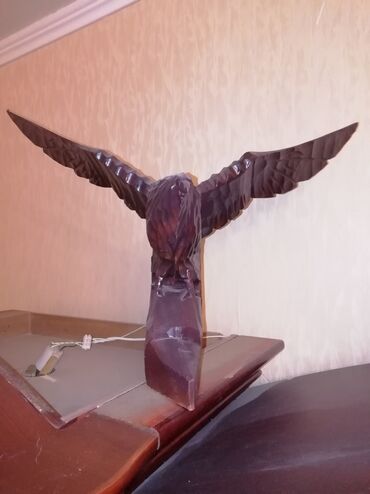 фарфоровая статуэтка: Орёл дерево статуэтка