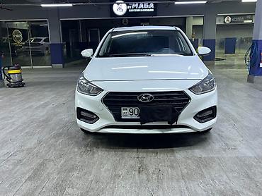 aksent: Hyundai Accent sedan – ağ rəng, iqtisadi və praktik şəhər avtomobili — 8