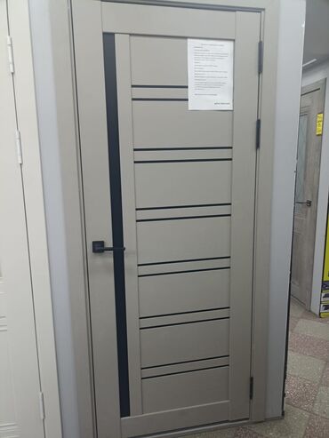 Межкомнатные двери: Межкомнатная дверь из сосны с горизонтальными вставками черного цвета at lalafo.kg — 2 Межкомнатные двери: Межкомнатная дверь из сосны с горизонтальными вставками черного цвета — 2