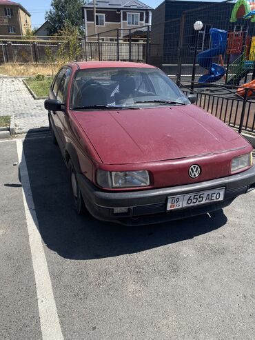 mazda 323 ф: Volkswagen Passat: 1991 г., 2 л, Механика, Бензин, Седан