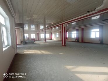 Binalar: Geniş və işıqlı tədbir zalı/kommersiya məkanı. Açıq planlı, sütunlu — 2