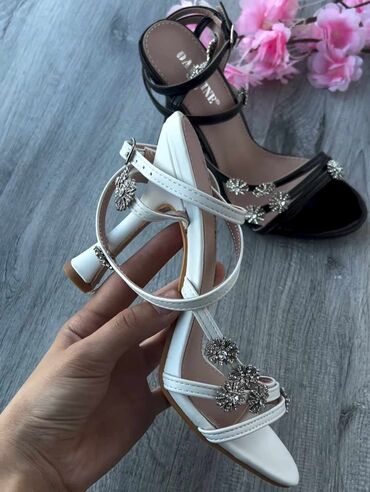 mjus sandale: Sandals