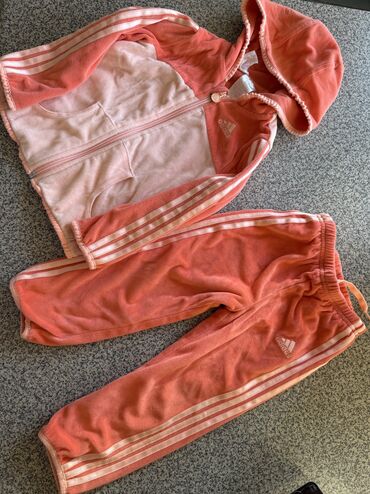 Adidas brendinə məxsus çəhrayı rəngli, məxmər parçadan hazırlanmış