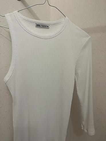 Искусственные цветы: Zara asimetrik kollu tişört 
Az geyilib


#zara — 6