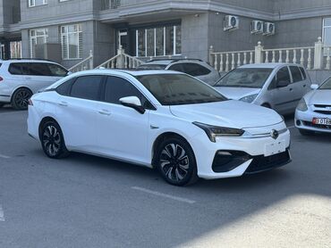 электромобиль neta: Электромобиль GAC Aion S белого цвета, четырехдверный седан. Модель