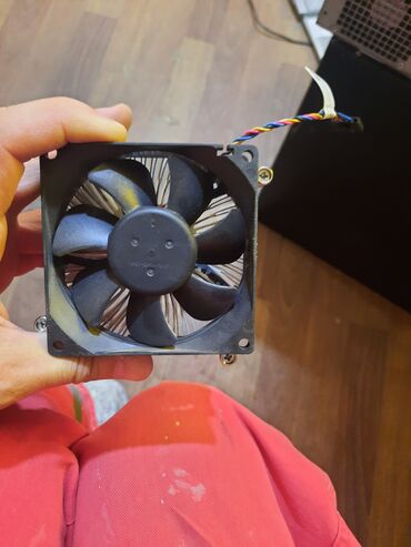 Masaüstü kompüterlər və iş stansiyaları: Masaüstü kompüterlər üçün CPU soyuducu (fan + alüminium radiator) -