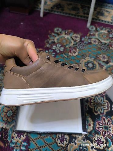 Кроссовки и спортивная обувь: Стильная мужская обувь можно и подросткам, коричневого цвета с белой — 5
