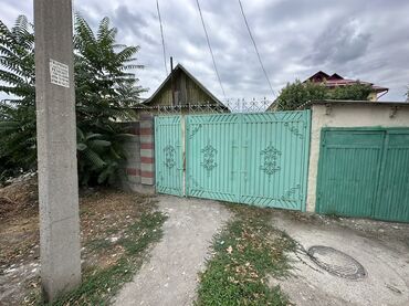 срочно продаю дом рабочий городок: Дом с внутренним двором и гаражными воротами - Закрытая территория