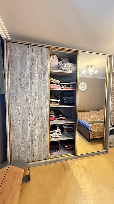loft masa: Sürgülü qapılı böyük qarderob şkaf - 3 qapılı sistem: ortadakı qapı — 3