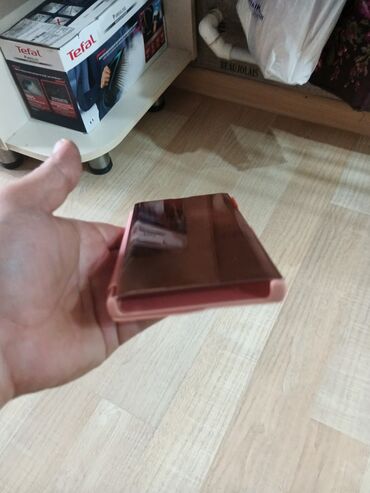 Kabrolar: Qızılgül rəngli, dəri örtüklü telefon qutusu. Telefonunuzu cızıqlardan