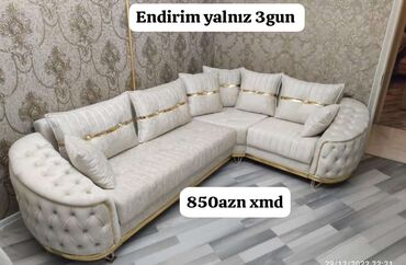 Ev üçün mebel: Künc divan dəsti – zərif krem rəngində, klassik naxışlı divar