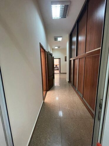 Продажа участков: Сдаю Офис, 300 м², В жилом комплексе, 1 линия, С оборудованием, С отдельной кухней