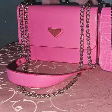 torbica muska 5: Torbice guess i prada 
Pink boja 
Cena na komad : 1000 dinara
