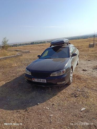 сигналы на авто: Легковой автомобиль седан черного цвета с багажным боксом на крыше — 2