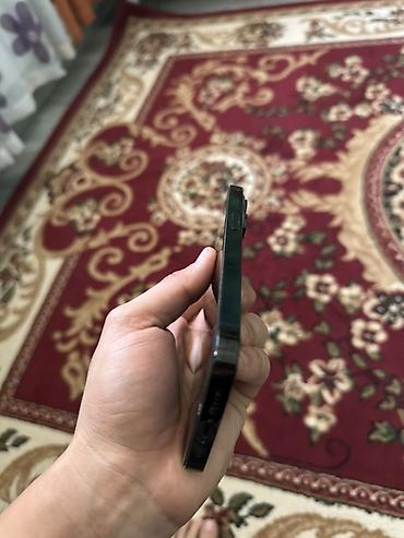 Смартфон Apple iPhone с плоскими гранями и тремя камерами Pro‑класса