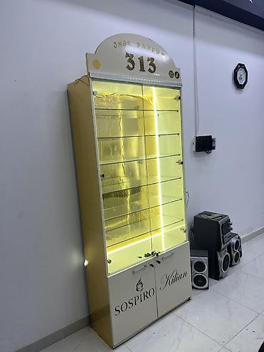 polka satilir: Vitrin satılır. Aşağısı şkaf, Arxası vinil, led işiq, şüşə polkalar, 2 — 2
