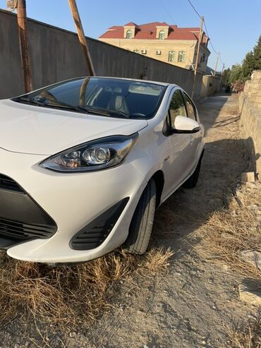 купить машину в баку в кредит: Toyota Aqua (Prius C) hibrid hetçbek. Şəhər sürüşü, gündəlik iş-güc