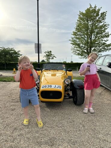 Другие Автомобили: Ярко-желтый автомобиль Caterham Seven. Эта модель отличается открытым