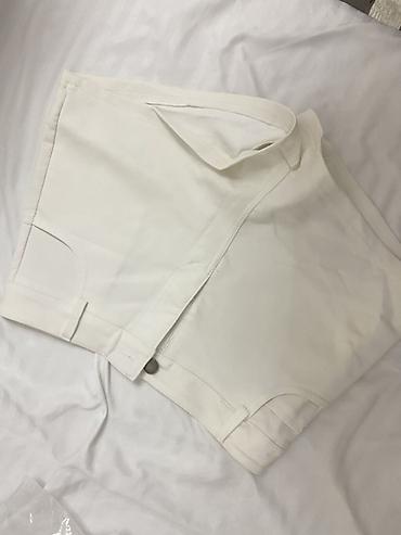 Шорты: Белая джинсовая шорты-скорт (skort) с застёжкой на пуговицу и молнию — 1