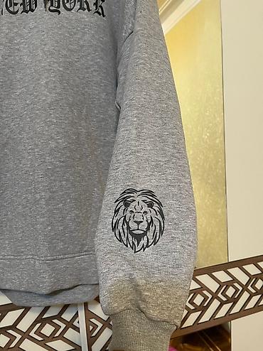 sweatshirt: Sweatshirt 1,2 defe geynilib.L razmerdi yeni kimidir. Ici qalinisti — 2