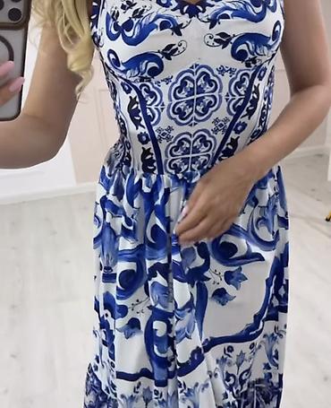 moda piu: Plava letnja haljina na bretele sa raskošnim porcelanskim printom u — 2