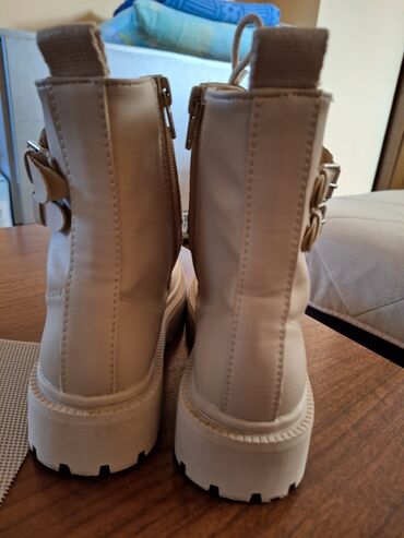 new yorker cizme ugg: Boots, Zara, Size - 34