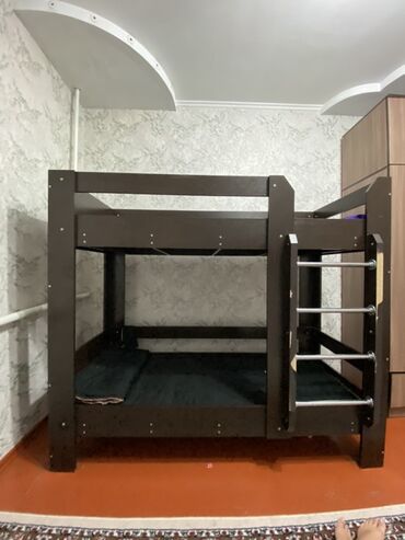 мебель для подростков: Двухъярусная кровать из темного дерева идеально подходит для экономии