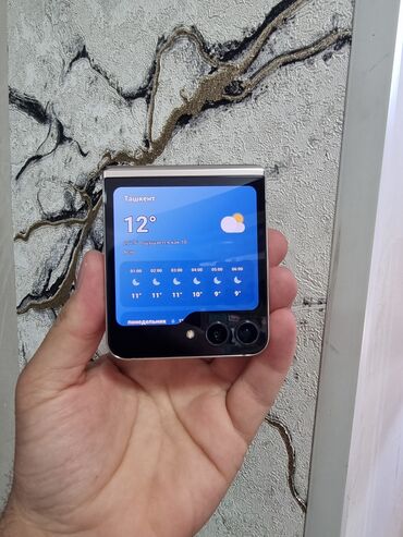курсы по ремонту компьютеров и ноутбуков в бишкеке: Samsung Galaxy Z Flip 5, Б/у, 256 ГБ, цвет - Белый, 2 SIM, eSIM