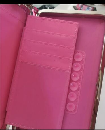 Novčanici: Torbica tri u jednom. Ima pregrade za novac, dokumenta, i deo za — 10