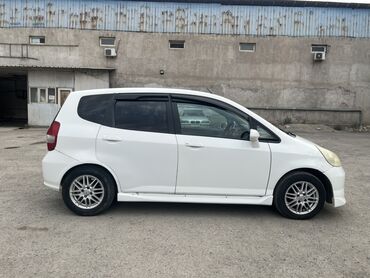 экономичный авто: Этот белый хэтчбек Honda Fit сочетает в себе компактные размеры и