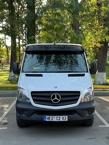 кемперы: Mercedes-Benz Sprinter — цельнометаллический фургон белого цвета — 1