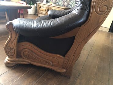 Sofe i kaučevi: Kožna dvosed fotelja sa drvenim ramom - Materijal sedenja/naslona — 6