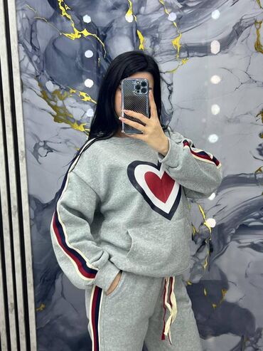 Dəstlər, kostyumlar: Paylaşılıan bütün geyimlər hər biri yenidir.İstəyən yazıb maraqlana — 2