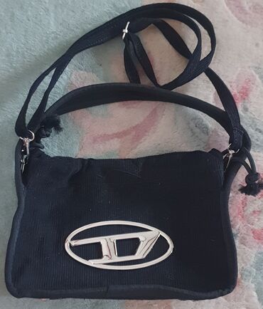 zenska kozna torba trendy: Crna torba sa znakom D na sredini spreda, znak kao diesel. potpuno