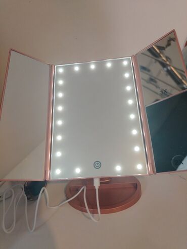 lusteri za terase: DeWEISN Led Lighted Makeup Mirror sa tri preklopa i osvetljenjem