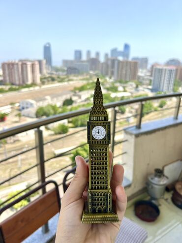 Vazalar: Big Ben qülləsinin metaldan hazırlanmış suvenir modeli. Evdə və ya