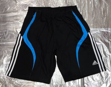 футболки adidas: Черные спортивные шорты Adidas с тремя белыми полосками по бокам и