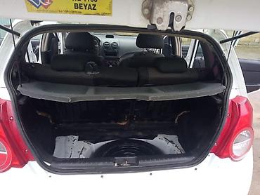 Chevrolet: , ağ rəng, 5 qapılı hetçbek. Xüsusiyyətlər: - Sürət qutusu: mexaniki — 7